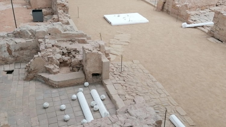 Les columnes del Palacio de Cristal de Madrid reproduïdes en guix i disseminades per les ruïnes d’El Born en la instal·lació de Pep Agut Meridiano de Madrid: sueño y mentirà de Franco, 2021. Pilar Parcerisas