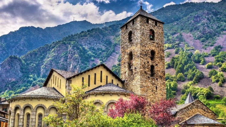 Andorra, l'únic estat català avui existent. Els seus orígens es remunten al segle XII, però no fou fins als anys noranta del segle passat que aconseguí reafirmar la seva independència.