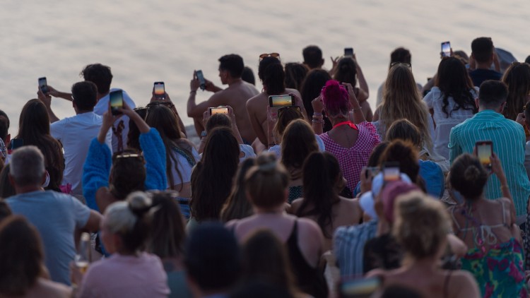 Turistes a la Cala d'Hort d'Eivissa. Europa Press