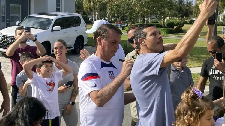 Jair Bolsonaro atén seguidors seus a Florida. Der Spiegel