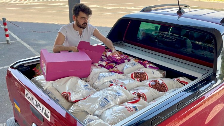 El voluntari Misha Lanin carrega la camioneta de menjar pels desplaçats ucraïnesos.