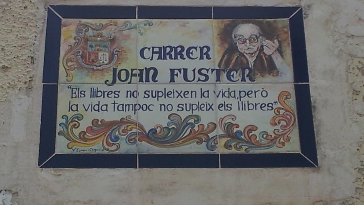 Carrer Joan Fuster a Godella. Coentor, CC BY-SA 4.0, via Wikimedia Commons