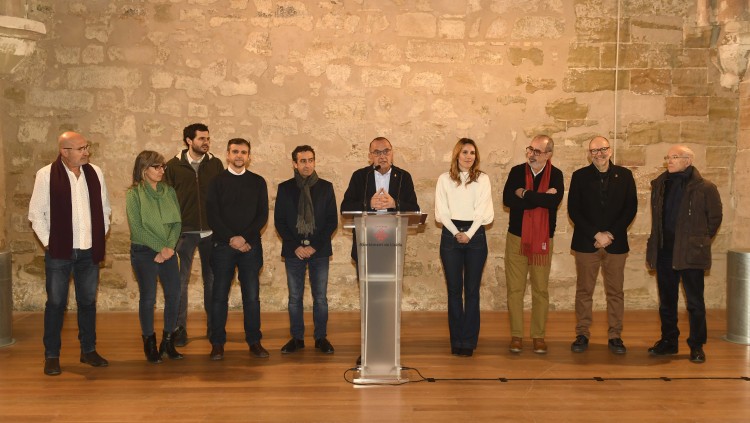 L'alcalde de Lleida, Miquel Pueyo, i la regidora de Xàtiva, Raquel Caballero amb representants de la Generalitat de Catalunya, la Diputació de València i el Consell Departamental dels Pirineus Orientals, entre d'altres. Santi Iglesias