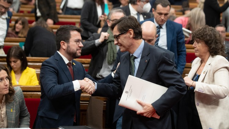 El president català, Pere Aragonès, amb el líder de l'oposició Salvador Illa (PSC). Europa Press