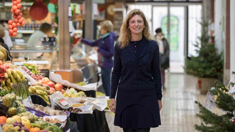 Amparo Marco, alcaldessa de Castelló de la Plana, fotografiada al Mercat Central de la ciutat, situat al davant de l'Ajuntament.. Miguel Lorenzo