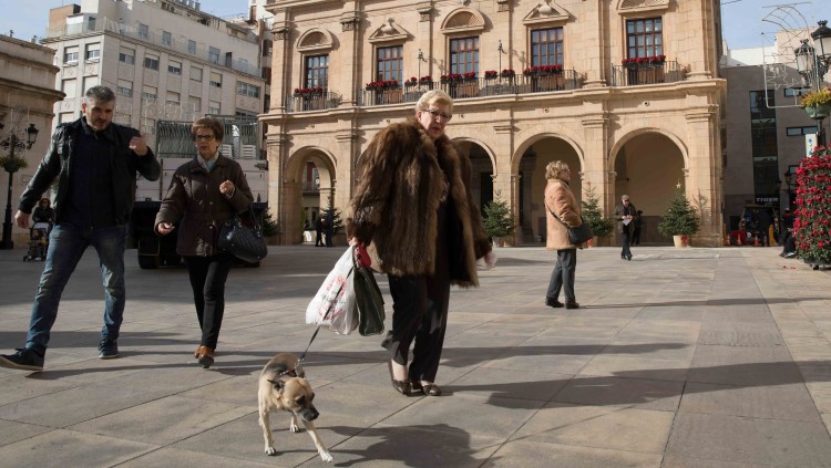 Una dona passeja per la plaça Major de Castelló de la Plana, al davant de l'edifici consistorial.. Miguel Lorenzo
