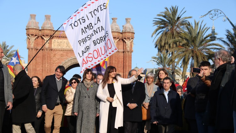 Laura Borràs, acompanyada per membres destacats de Junts a l'entrada del judici. Agència Catalana de Notícies