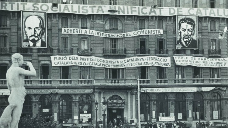 L’escultura del pastor amb una ovella als seus peus i un xai al braç tocant el flabiol, observa, la façana de l’Hotel Colón, a la plaça Catalunya de Barcelona.. AFB
