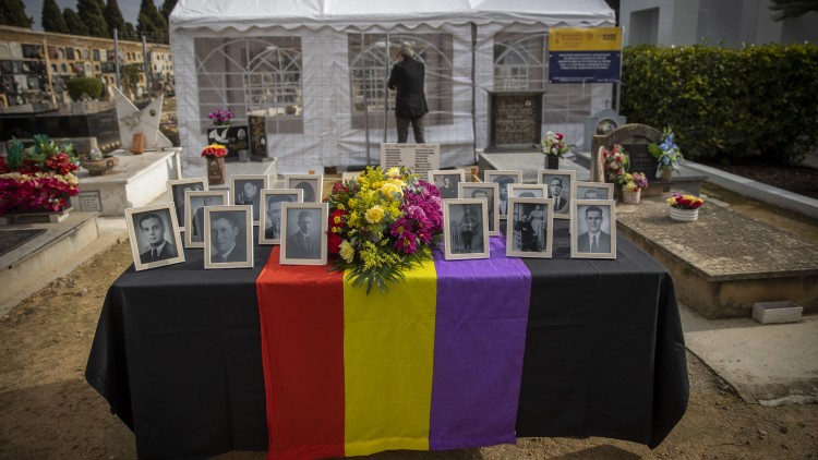 El diumenge 12 de febrer, les famílies van celebrar l’obertura de la fossa amb un homenatge als seus avantpassats soterrats a la fossa.. Eva Máñez