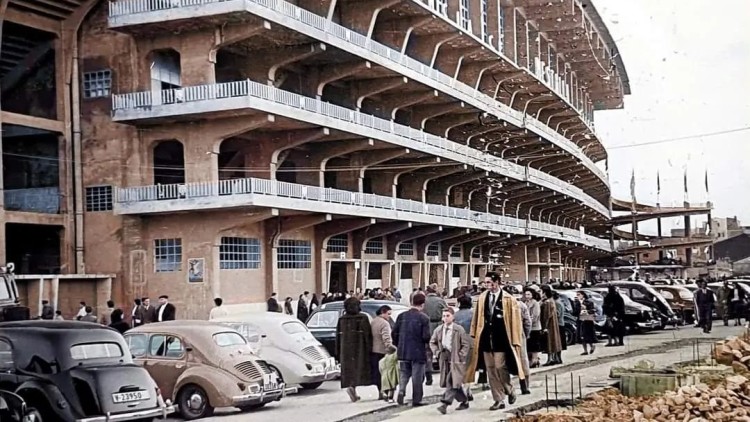 La tribuna actual del Mestalla, executada els anys 50, en una imatge d’aquella època.