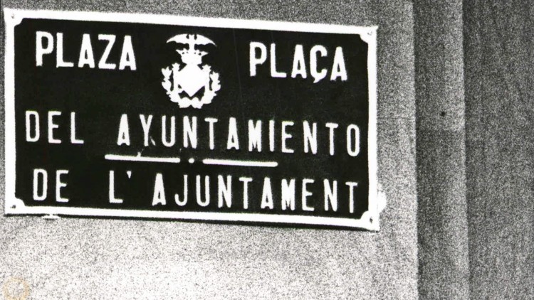En 1987, un operari canvia la placa de la plaça del País Valencià per la de l’Ajuntament, encara vigent.. Carles Francesc / Arxiu EL TEMPS