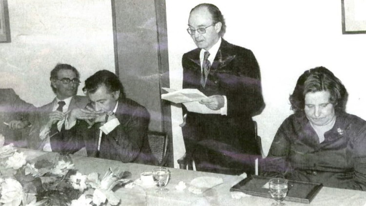 Homenatge a València el 1974 amb motiu deia Lletra d'Or. D'esquerra a dreta, A. Cucó, M. Broseta, F. P. Burguera, Estellés, la seua dona Isabel i M. Sanchis Guarner.. Arxiu EL TEMPS