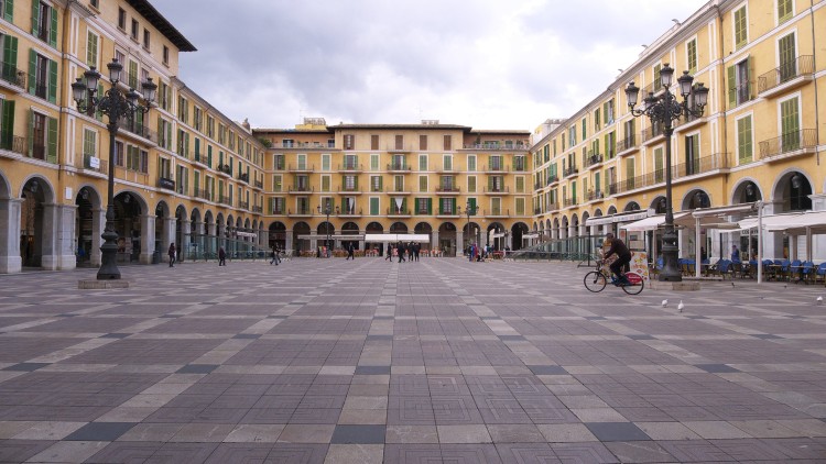 Plaça Major de Palma. José Luis Filpo Cabaña, CC BY 3.0, via Wikimedia Commons