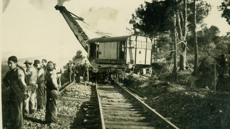 El testimoni inèdit de les fotografies de l’Arxiu del Museu del Ferrocarril de Móra la Nova del descarrilament provocat.. Arxiu del Museu del Ferrocarril de Móra la Nova