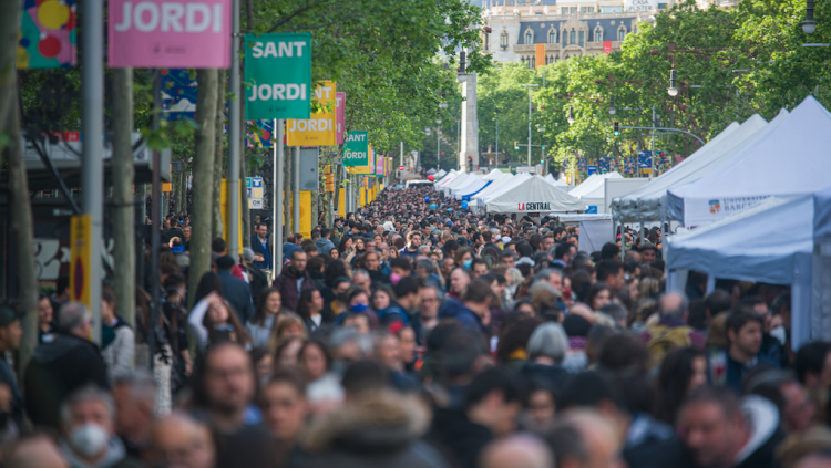 El Sant Jordi de 2022, al passeig de Gràcia de Barcelona. EUROPA PRESS