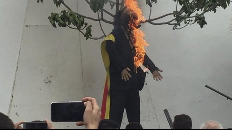 Ninot de Puigdemont cremat a Coripe (Sevilla). Europa Press