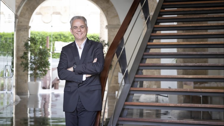 Hèctor Illueca, fotografiat al hall del palau de Pineda de València, on es troba la Vicepresidència Segona que dirigeix.. Miguel Lorenzo