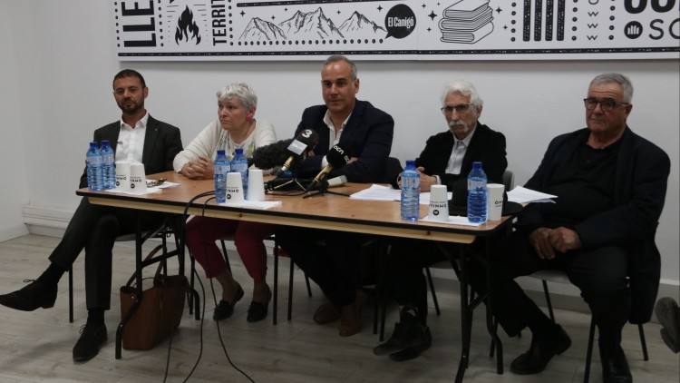 L'alcalde de Portvendres, Gregory Marty; la dels Banys, Maria Costa; l'advocat Mateu Pons, el tinent d'alcalde d'Elna Pere Manzanares i l'alcalde de Tarerac, Jean-Louis Salies. Agència Catalana de Notícies