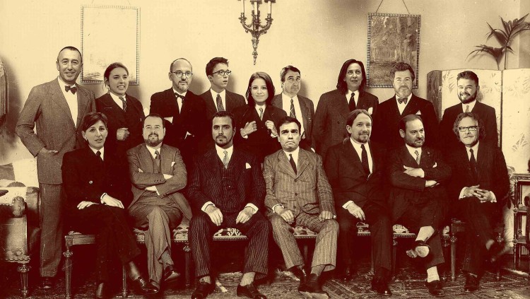 Fotomuntatge dels protagonistes del Pacte de Sant Sebastià, celebrat el 17 d’agost de 1930, amb aquells que podrien signar-lo avui. A la filera de baix, d’esquerra a dreta, hi ha Yolanda Díaz (En Marea), Joan Mena Arca (En Comú Podem), Alberto Garzón (IU), Pedro Sánchez (PSOE), Pablo Iglesias (Podem), José Luis Ábalos (PSOE) i Joan Tardà (ERC). A la filera de dalt, també d’esquerra a dreta, Joan Baldoví (Compromís), Irene Montero (Podem), Carles Campuzano (PDeCAT), Íñigo Errejón (Podem), Adriana Lastra (PSOE), Aitor Esteban (PNB), Margarita Robles (PSOE), Juan López de Uralde (Equo) i Gabriel Rufián (ERC).. FOTOMUNTATGE DE TONI PAYÀ / EFE
