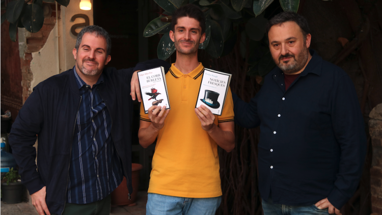 D’esquerra a dreta, el poeta Jaume Pons Alorda, traductor de Poe; Álvaro Muñoz, director de la col·lecció i Ferran Ràfols, traductor de la novel·la de Waugh. ACN