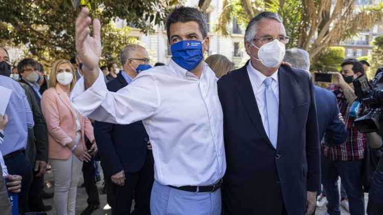 Carlos Mazón, líder del PP, amb el referent vintage blaver, Enric Esteve| Miguel Lorenzo