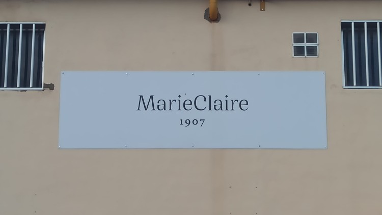 Cartell a la porta de la factoria que Marie Claire té a Vilafranca. EL TEMPS