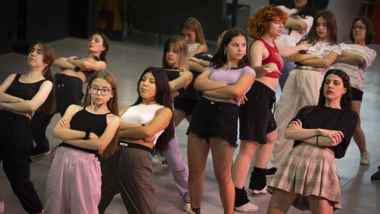 Les alumnes de l’Star Dance Studio de Cornellà de Llobregat preparen el tema “Unforgiven” del grup Le Sserafim. A sota, Sendy, la professora, fa un dels gestos característics de la coreografia.. Jordi Play