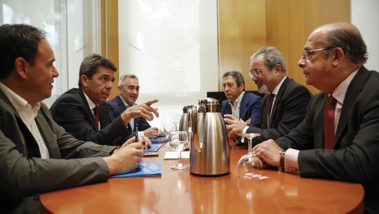 Els negociadors del PP i l'extrema dreta Vox, amb el popular Carlos Mazón al capdavant| Europa Press/Rober Solsona