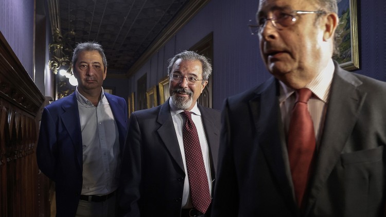 D'esquerra a dreta, Vicente Barrera, Carlos Flores Juberías i Ignacio Gil Lázaro poc abans de la seua reunió amb Carlos Mazón, el dimarts 13 de juny.. Europa Press