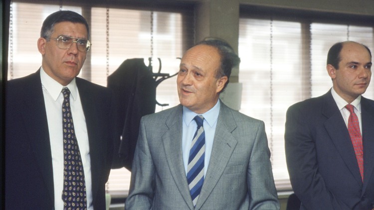 Al mig, l'aleshores director de Ràdio 9 durant l'etapa d'Eduardo Zaplana, Francisco Mora| EL TEMPS. 