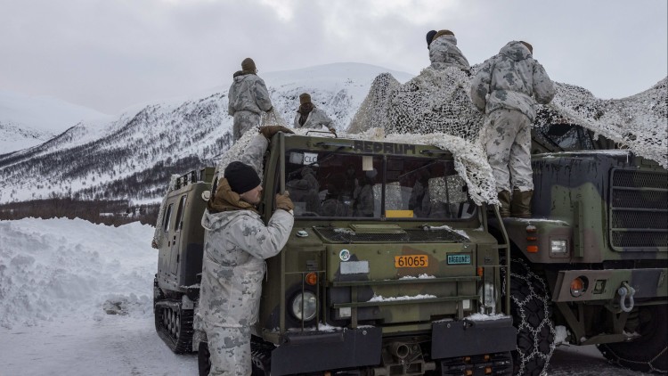 Marines dels EUA despleguen xarxes de camuflatge per amagar els vehicles durant l’exercici Joint Viking a prop de Bardufoss, Noruega, l’11 de març de 2023. Amb fred, ocultar-se bé esdevé més difícil.