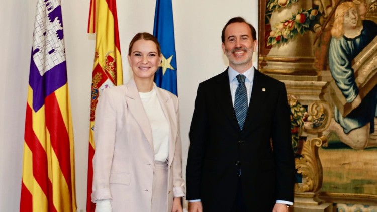 La presidenta del Govern Balear, Marga Prohens, i el president del Parlament baear, Gabriel Le Senne. Europa Press