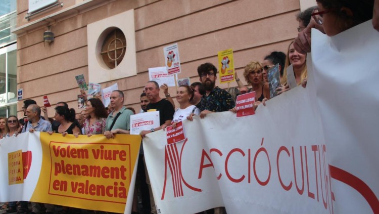 Protesta aquest dilluns a Borriana contra la decisió de l'Ajuntament de cancel·lar la subscripció a sis revistes en català.