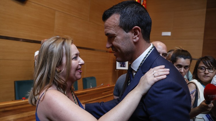 Natàlia Enguix, diputada provincial d'Ens Uneix, saluda afectuosament Vicent Mompó, president de la Diputació de València pel PP| Europa Press/Rober Solsona