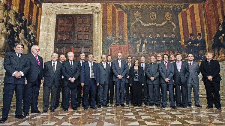 Alberto Fabra i els 20 membres que ara integren l’AVL, durant la recepció que va fer-los el 2011, en estrenar-se a la presidència de la Generalitat.