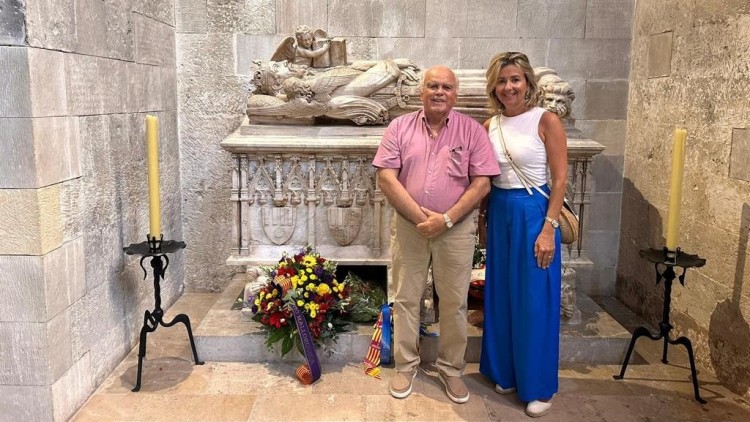 Excàrrecs d'UM, Miquel Àngel Borrás i Cristina Cerdó, a l'orfrena floral al Rei en Jaume a la Diada de Mallorca.. Europa Press