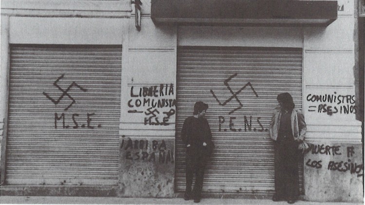 Una de les pintades fetes a la porta de la llibreria Tres i Quatre