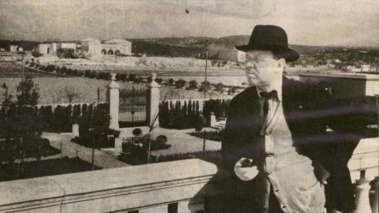 Pau Casals, a casa seva de Sant Salvador, platja del Vendrell, el 1935. Té aqui 59 anys