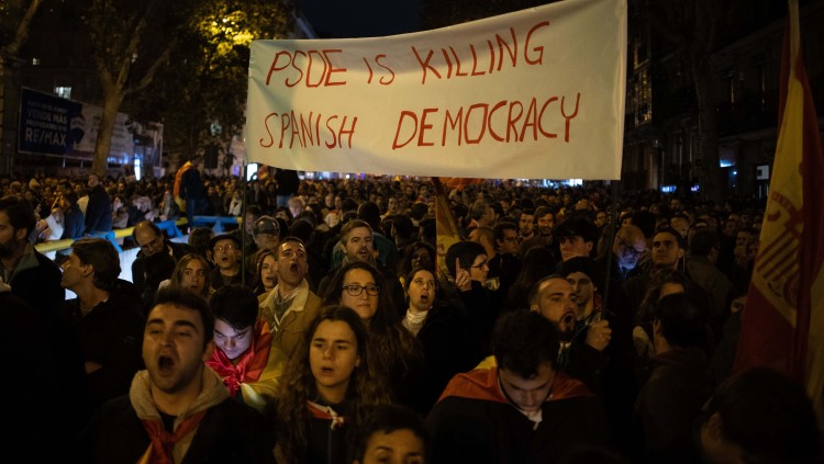 Un grup de manifestants exhibeix una mancarta amb què acusa el PSOE "d'assassinar la democràcia". Europa Press