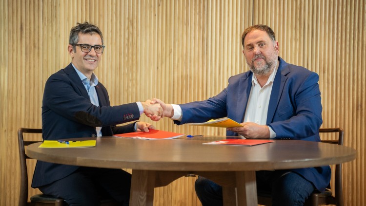 Signatura de l’acord entre el líder d’Esquerra, Oriol Junqueras, i el ministre de la Presidència, Félix Bolaños. Europa Press