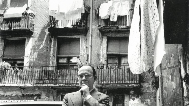 Vicent Andrés Estellés amb un fons de roba estesa per a recordar el poema “Els amants”.. Pilar Aymerich