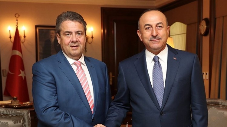 El ministre d'Exteriors alemany Sigmar Gabriel amb el seu homòleg turc Mevlüt Cavusogñu