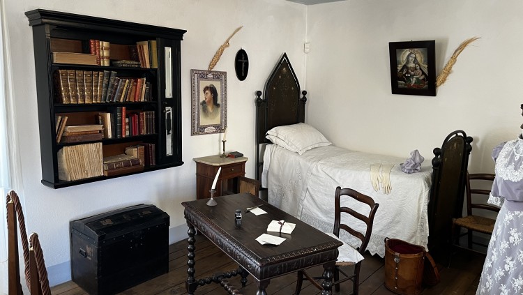 La casa natal de Grazia Deledda a Nuoro (Sardenya) és tan museu etnològic com Museu Deledda, poca cosa per a la segona dona Nobel de Literatura, i l’única italiana amb aquest premi.
