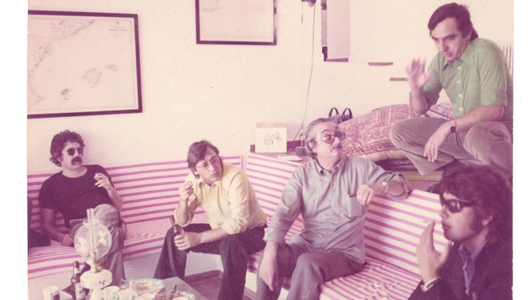 Quico Pi de la Serra, Raimon, Joan Fuster, Andreu Alfaro i Màrius García Bonafé, a Xàbia, el 1974.. Espai Joan Fuster