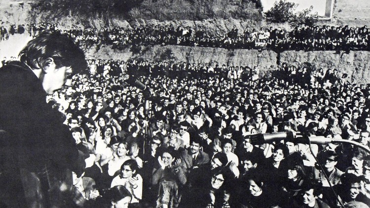 Raimon en un dels grans recitals universitaris, al barri barcelonès de Sarrià