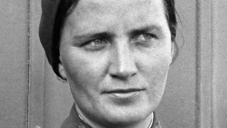 Quan Alemanya envaí l’URSS, la més famosa i veterana aviadora soviètica era Marina Raskova, la primera a haver obtingut el diploma de pilot