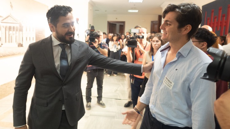 L'eurodiputat i agitador ultra Alvise Pérez saluda el propagandista Vito Quiles al Congrés dels Diputats. Europa Press