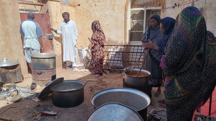 Segons el Programa Mundial dels Aliments, el Sudan pateix la crisi de fam més greu de l’actualitat. Centenars de menjadors socials reparteixen àpats a Omdurman i Khartum per pal·liar la manca d’aliments.. Europa Press