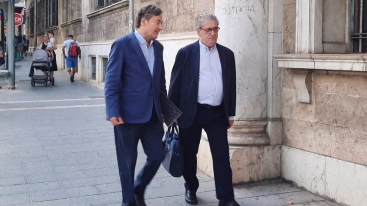 L'expresident de l'Autoritat Portuària Balear, Joan Gual de Torrella, entra als juitjats amb el seu advocat. Europa Press