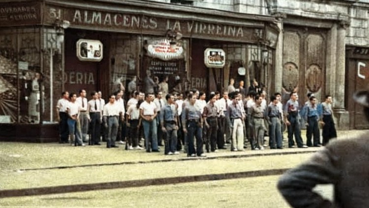 Militants del separatisme, amb els uniformes de treball, formant a la Rambla durant la revolució del 6 d'octubre de 1934.